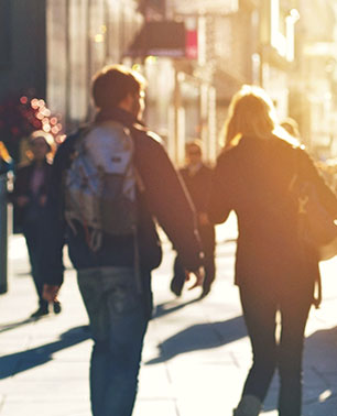 Para ludzi spacerująca ulicą | Lipiforma