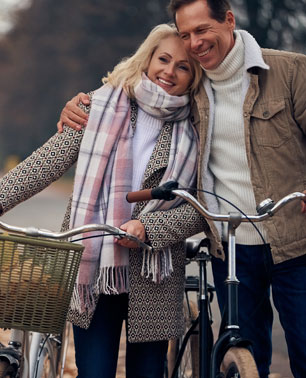 Uśmiechnięta para ludzi z rowerem | Lipiforma