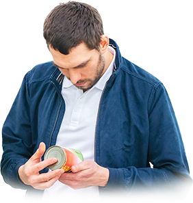 Mężczyzna czytający etykiete produktu spożywczego | Lipiforma